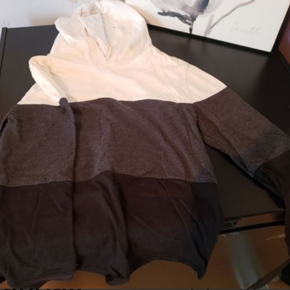 T-Shirt - Picture 2 of 5